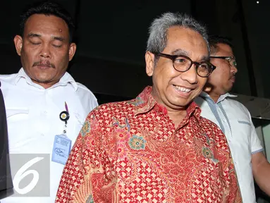 Sekjen Kementerian PUPR, Taufik Widjoyono usai menjalani pemeriksaan di KPK, Jakarta, Kamis (31/3). Taufik diperiksa sebagai saksi untuk tersangka Damayanti Wisnu Putranti. (Liputan6.com/Helmi Afandi)