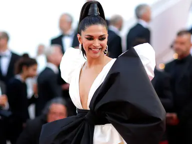 Aktris Bollywood, Deepika Padukone berpose ketika tiba untuk pemutaran film "Rocketman" di karpet merah Festival Film Cannes 2019 di Prancis pada Kamis (16/5/2019). Deepika Padukone tampil dalam balutan gaun krem dengan pita yang sangat besar. (REUTERS/Stephane Mahe)