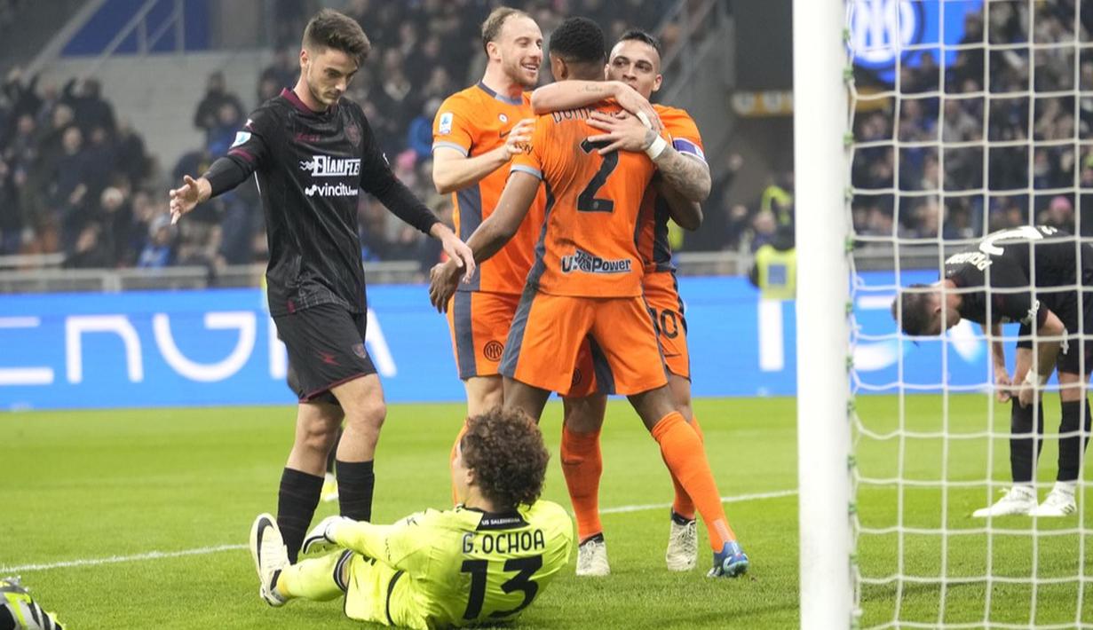 Para pemain Inter Milan merayakan gol yang dicetak oleh Denzel Dumfries ke gawang Salernitana dalam duel pekan ke-24 Serie A di Stadion Giuseppe Meazza, Sabtu (17/2/2024). Kemenangan ini mengukuhkan posisi Inter di puncak klasemen Liga Italia sementara dengan 63 poin dari 24 pertandingan. (AP Photo/Luca Bruno)