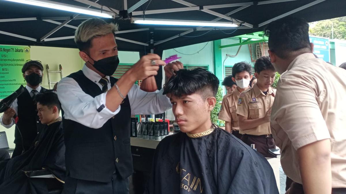 Cara Baru Razia Rambut Anak SMA, Kerahkan Penata Rambut Profesional