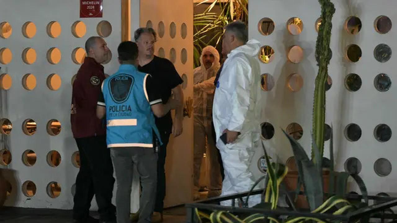 6 Potret TKP Tewasnya Liam Payne: Investigator Hilir Mudik, Penggemar Nyalakan Lilin Tanda Berduka