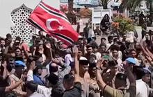 Bentrokan Hari Damai Aceh, Massa Kejar dan Usir Aparat TNI-Polri