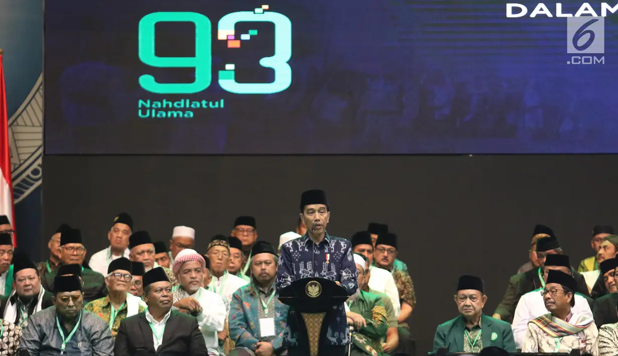 Presiden Joko Widodo atau Jokowi memberi sambutan saat membuka Harlah ke-93 NU di Jakarta, Kamis (31/1). Jokowi menyampaikan komitmen pemerintah untuk segera menyelesaikan RUU Pondok Pesantren. (Liputan6.com/Angga Yuniar)