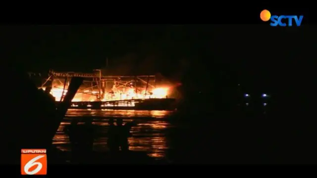 Agar api tidak merembet ke kapal lain, para nelayan sengaja melepas ikatan tali kapal yang terbakar agar bergerak ke tengah lautan.
