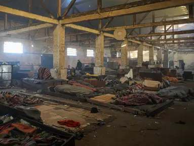 Sejumlah imigran tidur di lantai sebuah gudang tak terpakai yang mereka jadikan tempat tinggal di Belgrade, Serbia, 11 November 2016. Menurut badan pengungsi PBB, sekitar 6.400 imigran saat ini terdaftar di Serbia. (REUTERS/Marko Djurica)