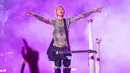 Machine Gun Kelly tampil di FirstEnergy Stadium, Cleveland, Ohio, Amerika Serikat, 13 Agustus 2022. “Saya tidak dapat mengungkapkan dengan kata-kata apa yang saya rasakan saat ini,” kata Kelly pada akhir lagu. (Photo by Amy Harris/Invision/AP)