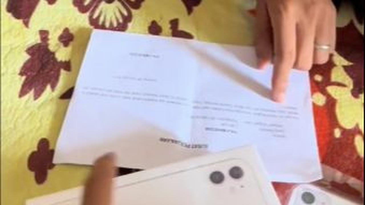 “Tapi, ada tapi yaaa!,” tegas Sucika sembari memberikan suratnya yang harus ditandatangani adiknya.<br>