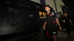 Pemain Persija Jakarta, Osvaldo Haay melewati kendaraan taktis setelah laga lanjutan BRI Liga 1 2022/2023 antara Persita Tangerang melawan Persija Jakarta di Stadion Indomilk Arena, Tangerang, Selasa (28/03/2023). (Bola.com/Bagaskara Lazuardi)