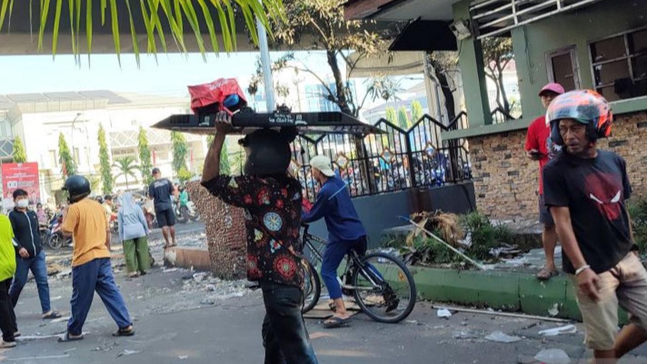 Gedung DPRD Makassar Dibakar Massa Jadi Wisata Dadakan, Warga Ambil Onderdil Bangkai Mobil hingga Kompresor Mesin Pendingin