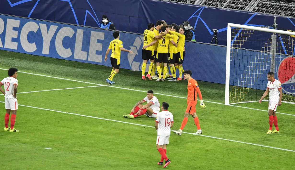 Para pemain Borussia Dortmund merayakan gol yang dicetak oleh Erling Haaland ke gawang Sevilla pada laga Liga Champions di Stadion Signal Iduna Park, Rabu (10/3/2021). Kedua tim bermain imbang 2-2. (AP Photo/Martin Meissner, Pool)