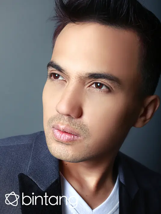 "Saya biarkan saja dia menggugat. Yang penting saya harus siap menyuguhkan bukti di pengadilan nanti. Saya optimis ini akan kembali lagi,"  ujar Alul dikantor bintang.com. (Fotografer: Febio Hernanto, Digital Imaging: Muhammad Iqbal Nurfajri, Bintang.com)