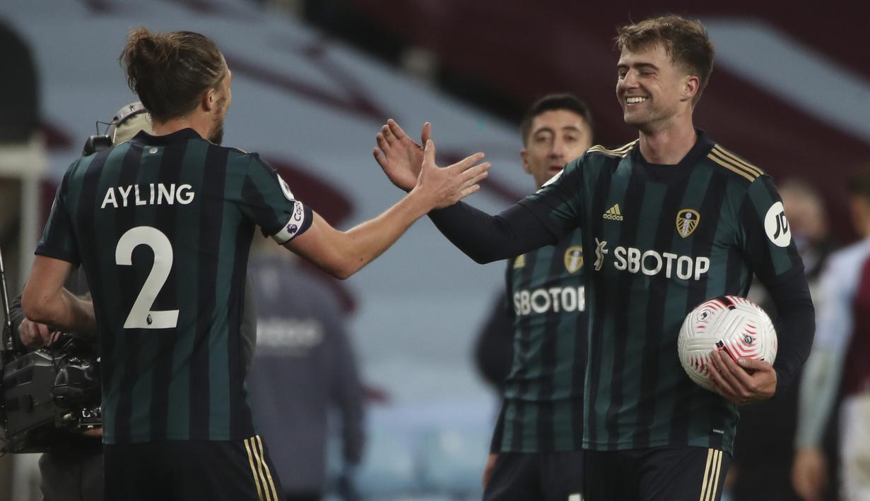 Striker Leeds United, Patrick Bamford, merayakan gol yang dicetaknya ke gawang Aston Villa pada laga lanjutan Liga Inggris di Villa Park, Sabtu (23/10/2020) dini hari WIB. Leeds United menang 3-0 atas Aston Villa. (AFP/Nick Potts/pool)