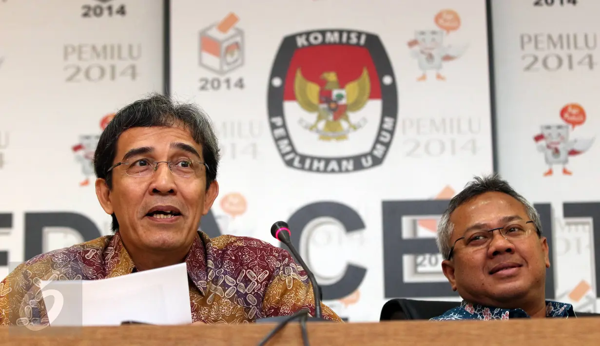 Komisioner KPU Hadar Nafis Gumay (kiri) dan Arief Budiman menggelar keterangan pers di Jakarta, Selasa (13/10). KPU mengumumkan total jumlah Daftar Pemilih Tetap (DPT) sementara dalam penyelenggaraan Pemilukada 2015. (Liputan6.com/Immanuel Antonius)