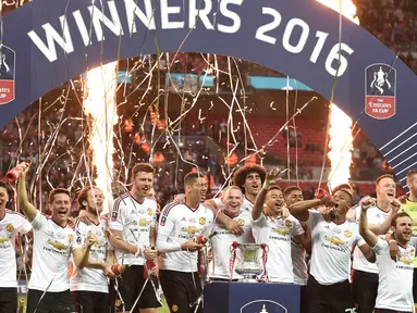 Para pemain Manchester United  merayakan kemenangan meraih trofi piala FA usai melawan  Crystal Palace di Wembley, London, (21/5/2016). (EPA/Facundo Arrizabalaga)