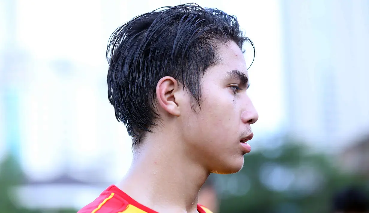 Saat bertemu dengan Maia di malam hari, ia mengaku banyak belajar cara berbisnis. Salah satunya cara bisnis pensi. Kini El mengaku lagi membuat pensi. (Nurwahyunan/Bintang.com)