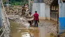 Para penyintas banjir monsun yang melanda Nepal pada akhir pekan lalu mengkritik pemerintah, karena upaya bantuan yang tidak memadai selama bencana. (Prakash MATHEMA/AFP)