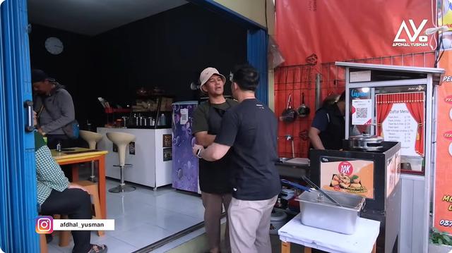 Dulu langganan serial kolosal kini jadi penjual tahu bakso, intip 6 potret warung milik Aris Kurniawan