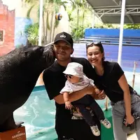 Atta-Aurel Hermansyah pergi haji, lihat di sini tampilan Aaliyah Massaid saat momong Ameena dan Azura. [YouTube/
Thariq Halilintar].