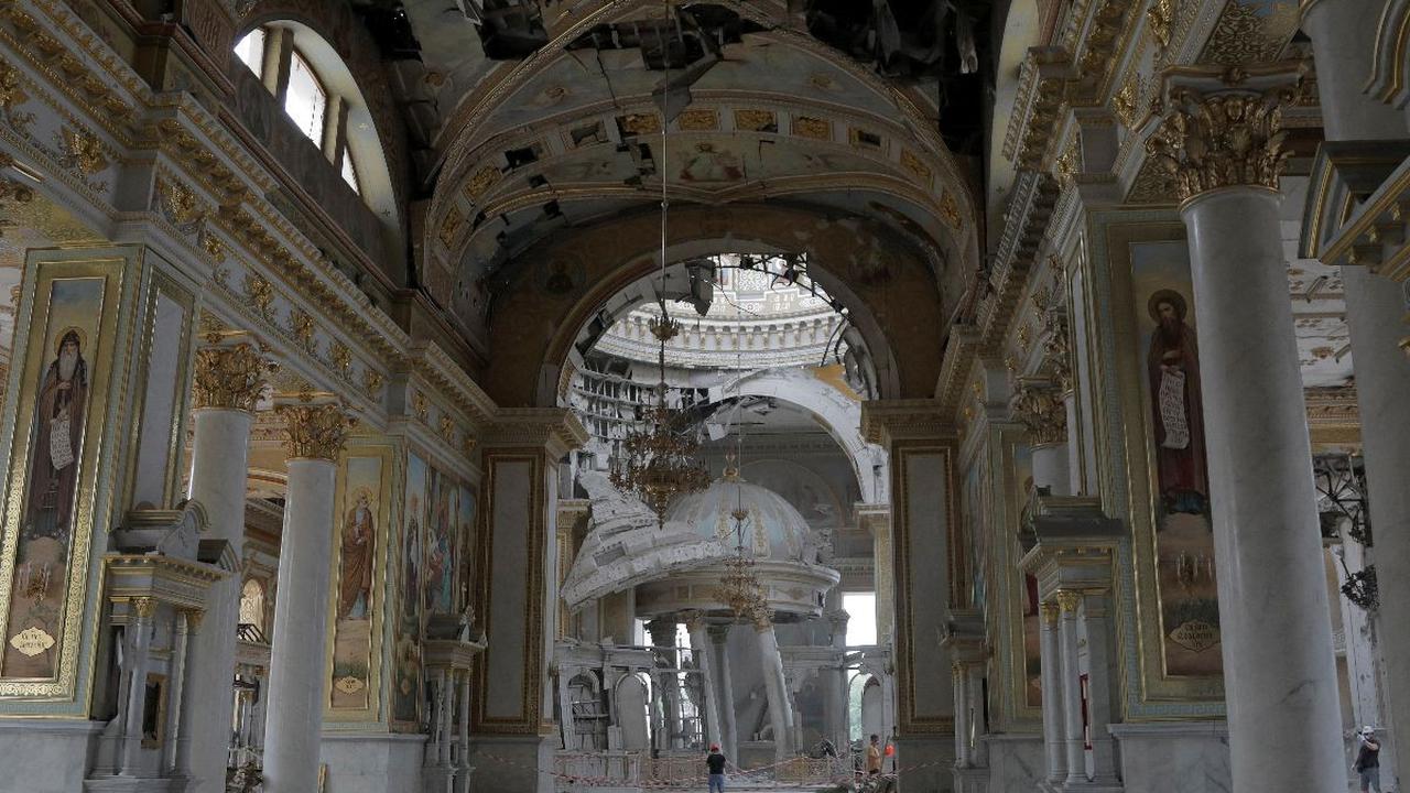 Kondisi bagian dalam Gereja Katedral Transfigurasi Bersejarah di Kota Odesa, Ukraina selatan setelah terkena rudal Rusia.