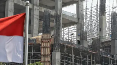 Pekerja menyelesaikan pembangunan proyek gedung di Jakarta, Jumat (20/7). Dirjen Bina Konstruksi Kementerian PUPR Syarif Burhanuddin mengatakan, Indonesia kekurangan tenaga kerja konstruksi bersertifikat dan berijazah. (Liputan6.com/Faizal Fanani)