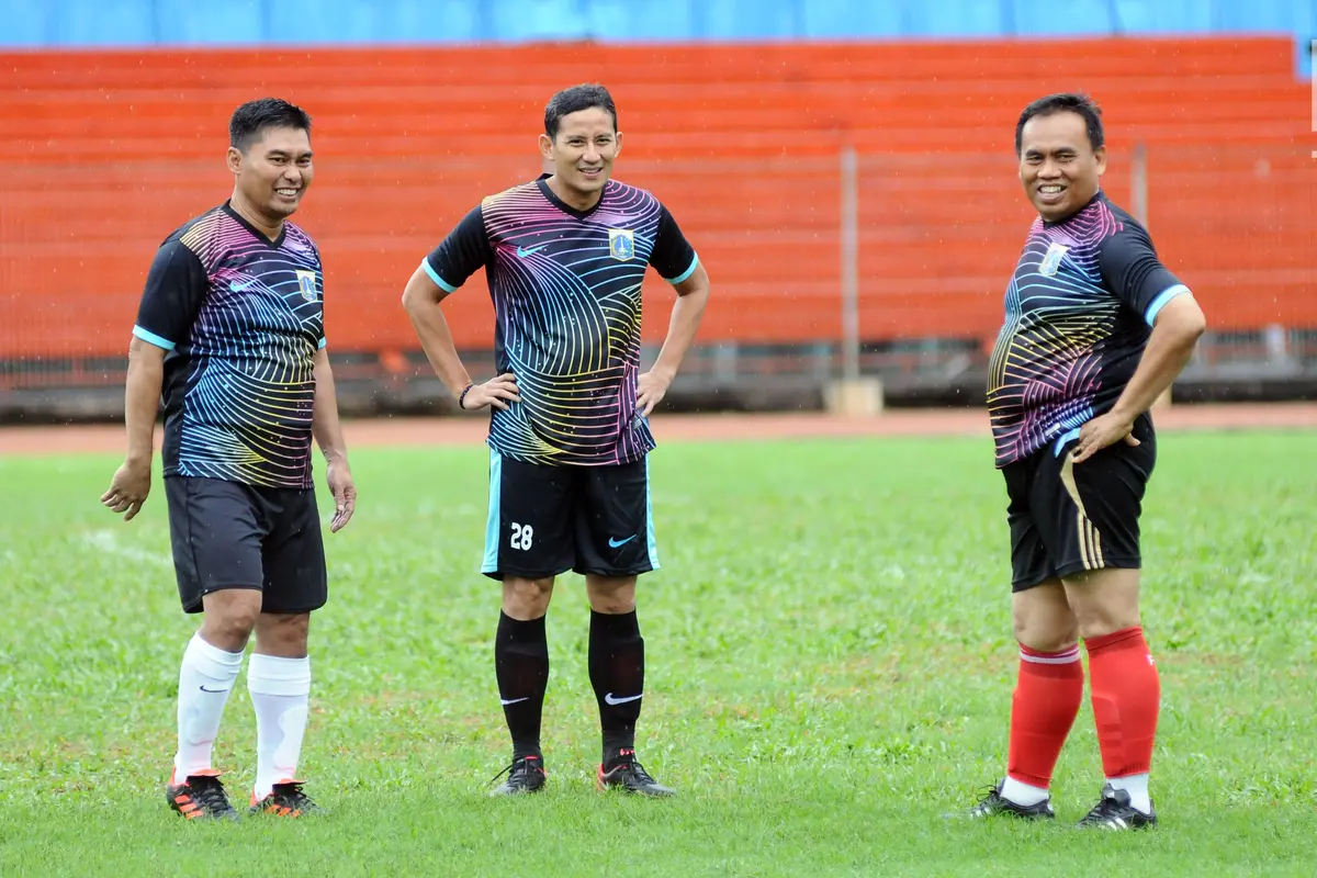 Ketika Sandiaga Uno Unjuk Kebolehan Menggocek Si Kulit Bundar