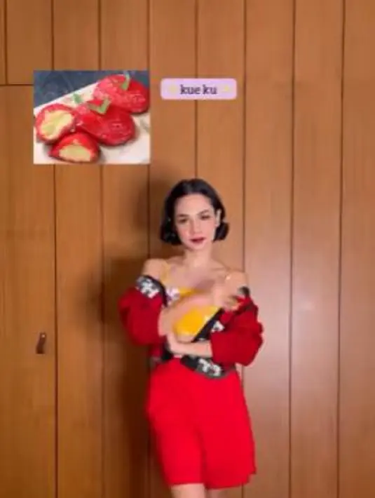 Andien Aisyah memadukan dalaman oranye dengan jaket berwarna merah serta celana pendek menjadikan dia cewek kue ku. (Foto: Instagram/@andienaisyah)