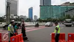 Petugas menutup jalan yang mengarah ke Sarinah, Jakarta, Kamis (14/1/2016). Paska teror bom dan penembakan di Sarinah, ruas jalan thamrin lengang. (Liputan6.com/Faizal Fanani)