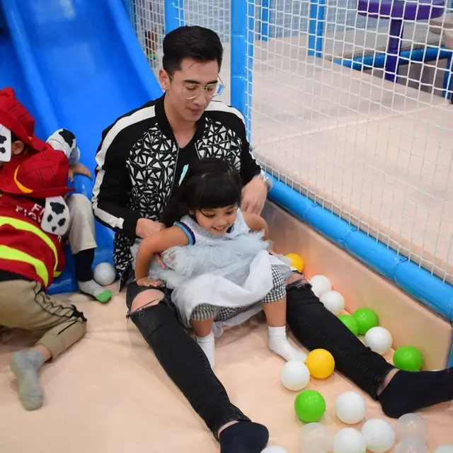 5 Momen Hangat Kebersamaan Verrell Bramasta dengan Adik Angkatnya