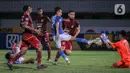 Penyerang Persib Bandung Beckham Putra berusaha mencetak gol ke gawang Borneo FC 
saat laga pekan keempat BRI Liga 1 2021/2022 di Stadion Indomilk Arena, Tangerang, Kamis (23/9/2021). Laga berakhir dengan skor 0-0. (Bola.com/Bagaskara Lazuardi)