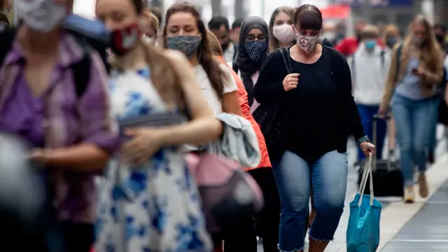 Penumpang Transportasi Umum di Jerman Ramai-Ramai Pakai Masker