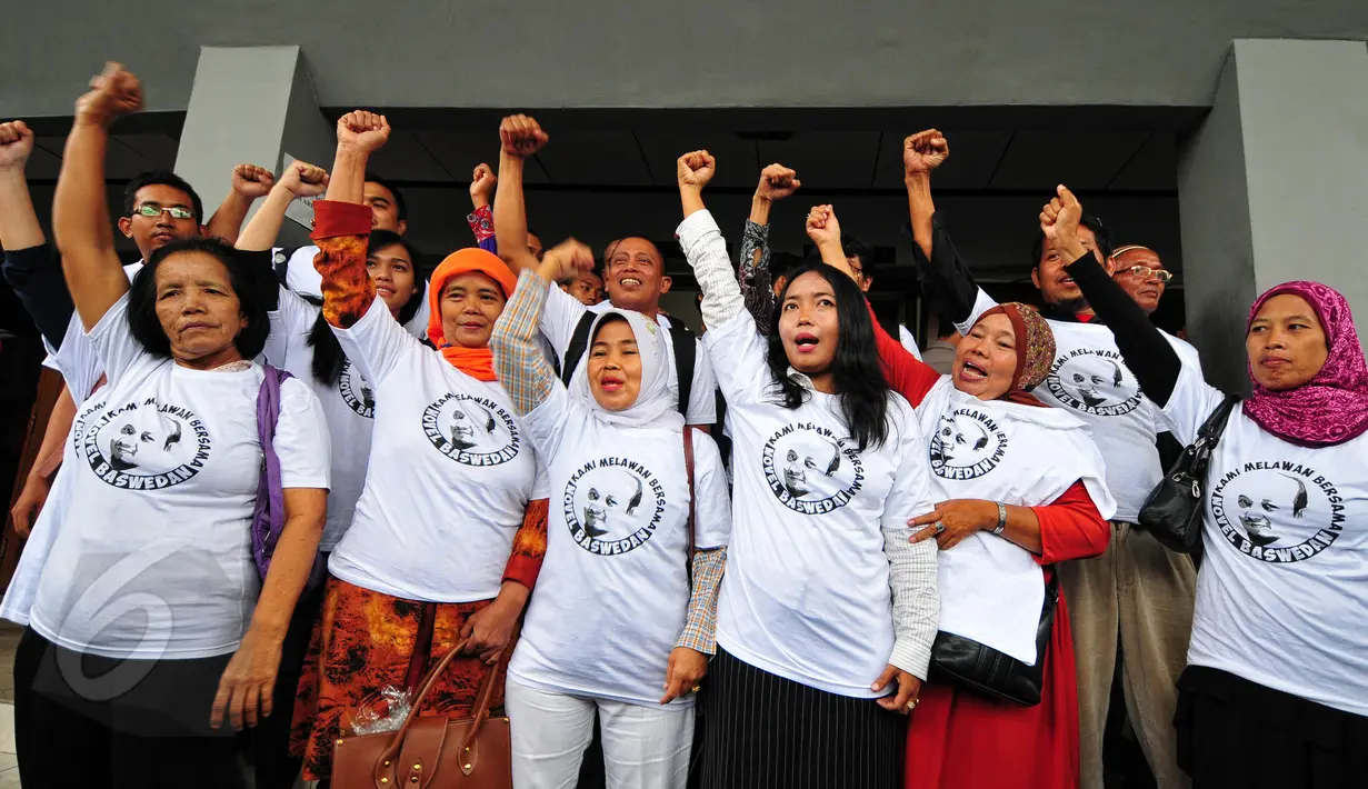 Simpatisan Novel Baswedan menggelar aksi usai sidang putusan praperadilan Novel di Pengadilan Negeri Jakarta Selatan, Selasa (9/6/2015). (Liputan6.com/Yoppy Renato)