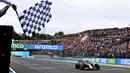 Pebalap Oracle Red Bull Racing, Max Verstappen melewati garis finis saat Formula 1 GP Hungaria yang berlangsung di Sirkuit Hongaronging, Budapest, pada Minggu (31/7/2022). (AP/Darko Bandic)