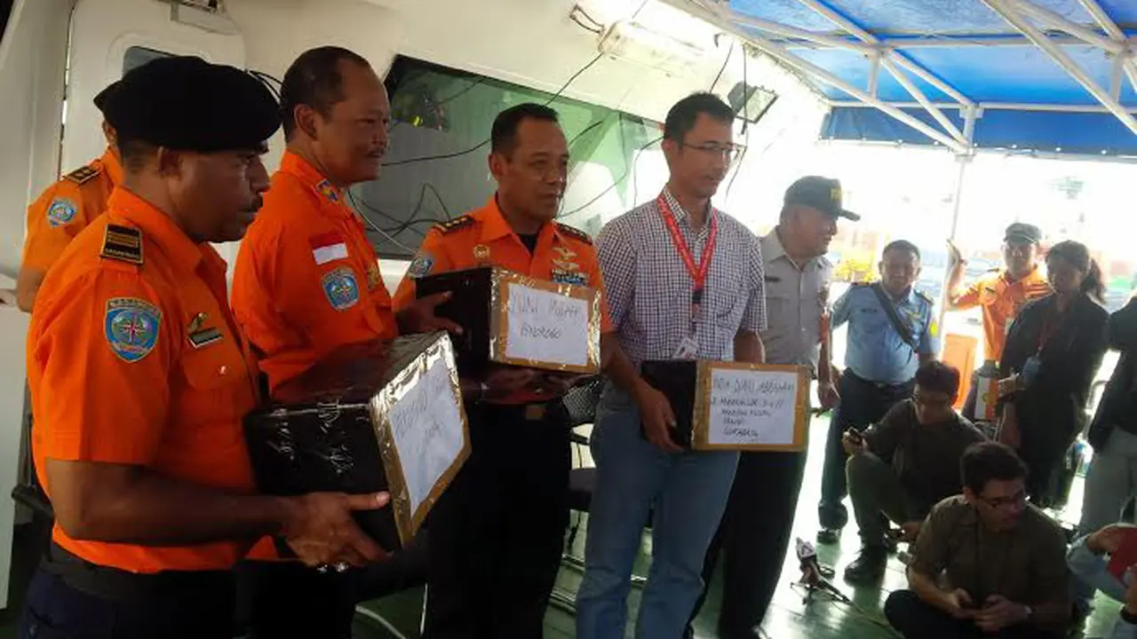 Uang dan Barang Berharga Diserahkan ke Keluarga Korban AirAsia