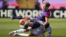 Pemain Barcelona, Frenkie De Jong (atas) berebut bola dengan pemain Real Madrid, Lucas Vazquez dalam laga lanjutan Liga Spanyol 2024/2025 di Estadi Olimpic Lluis Companys, Barcelona, Spanyol, Minggu (11/05/2025) waktu setempat. (AP Photo/Jose Breton)