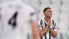 Penyerang Juventus, Cristiano Ronaldo, tampak kecewa usai kalah agregat oleh Olympique Lyon dan tersingkir dari Liga Champions 2019/2020 di Stadion Allianz, Sabtu (8/8/2020) dini hari WIB. Juventus kalah agregat 2-2 atas Olympique Lyon. (AFP/Miguel Medina)