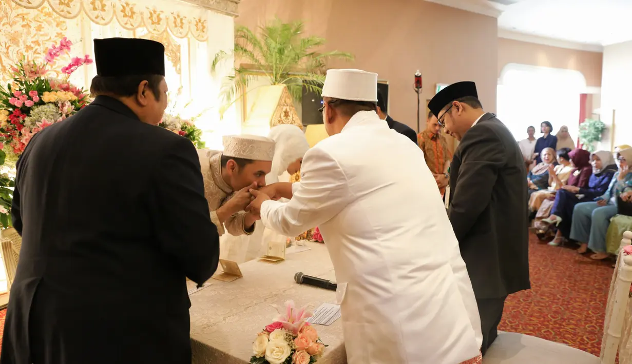 Meski mengaku sempat gugup jelang akad nikah, Ben dengan lantang mengucapkan ikrar nikah didepan penghulu dan saksi pernikahan. (Adrian Putra/Bintang.com)