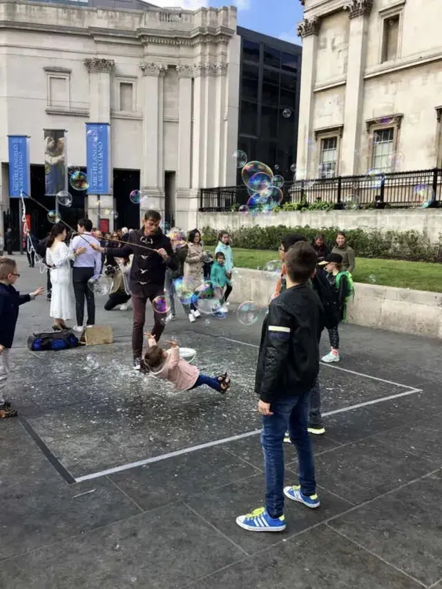10 Momen Apes Orang Terjatuh Waktu di Jalan Ini Bikin Kasihan