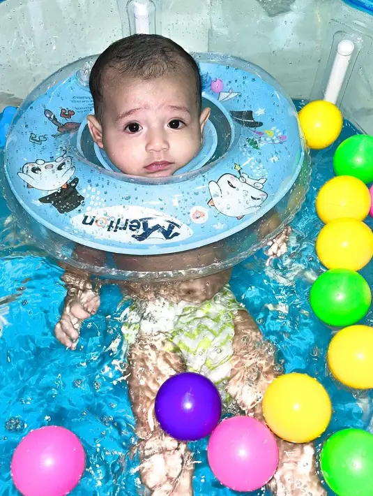 Baby Don tumbuh sebagai bayi yang menggemaskan dan juga tampan. Tak heran, karena kedua orang tuanya punya wajah rupawan. [Instagram @donverhaag]