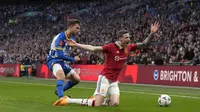 Pemain Manchester United, Wout Weghorst (kanan) berebut bola dengan pemain Brighton, Joel Veltman pada laga semifinal Piala FA 2022/2023 di Stadion Wembley, London, Minggu (23/04/2023). Laga dimenangkan oleh MU dengan skor 7-6 melalui babak adu penalti. (AP Photo/Alastair Grant)