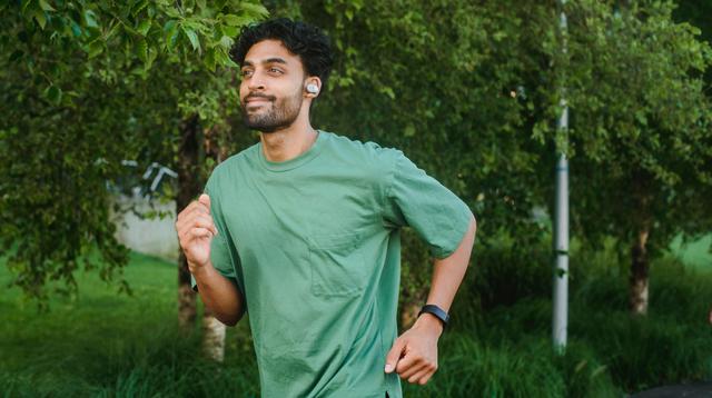 Ilustrasi pria jogging dengan earphone. ©Ketut Subiyanto/Pexels.com.