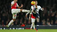 Pemain Arsenal Francis Coquelin berebut bola dengan pemain Tottenham Spurs Dele Alli pada lanjutan Liga Premier Inggris  di Stadion Emirates, London, Inggris, Minggu (8/11/2015). Arsenal bermain imbang 1-1.   (Reuters / Eddie Keogh)