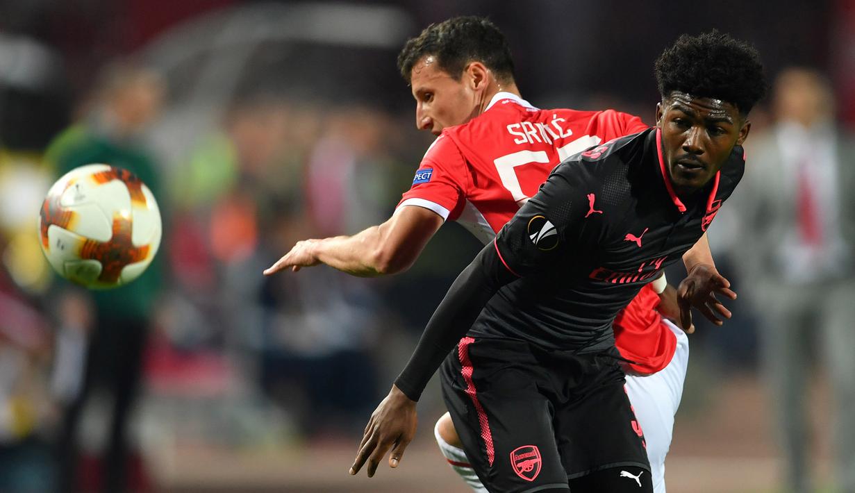 Pemain Belgrade, Slavoljub Srnic (kiri) berduel dengan pemain Arsenal, Ainsley Maitland-Niles pada laga grup H Liga europa di Stadion Rajko Mitic, (19/10/2017). Arsenal menang 1-0. (AFP/Andrej Isakovic)