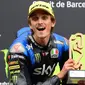 Luca Marini dipercaya sebagai pembalap di tim debutan MotoGP pada tahun ini, yaitu Mooney VR46 Racing Team. Sejak promosi pada 2021 lalu, Saudara tiri Valentino Rossi tersebut telah banyak menimba pengalaman untuk mampu tampil lebih kompetitif pada musim ini. (AFP/Lluis Gene)