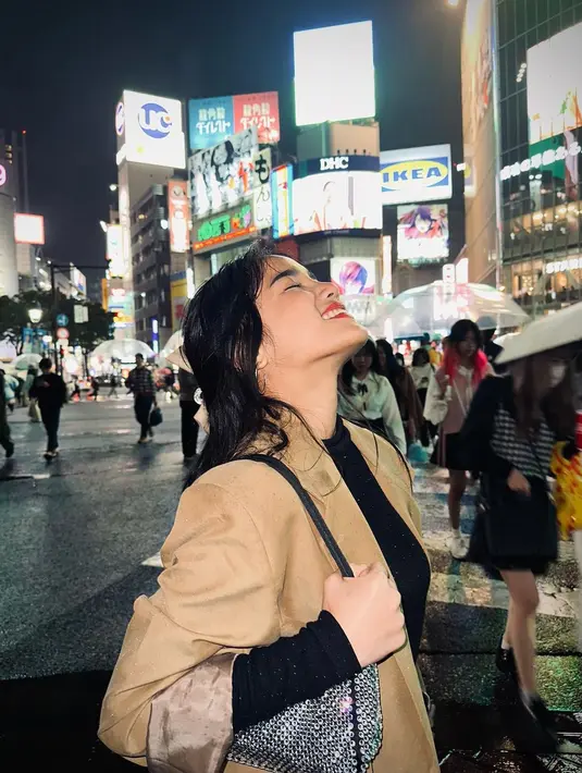 Selain momen keseruan liburannya, penampilan Fuji tak luput dari perhatian. Gadis 20 tahun itu kerap tampil dengan OOTD yang super gemas!  [Foto: IG/fuji_an].