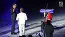 Presiden RI, Joko Widodo (tengah) bersiap memanah tugu bersama penyandang disabilitas saat malam pembukaan Asian Para Games 2018 di SUGBK, Jakarta, Sabtu (6/10).  Asian Para Games 2018 berlangsung 6-13 Oktober. (Liputan6.com/Helmi Fithriansyah)
