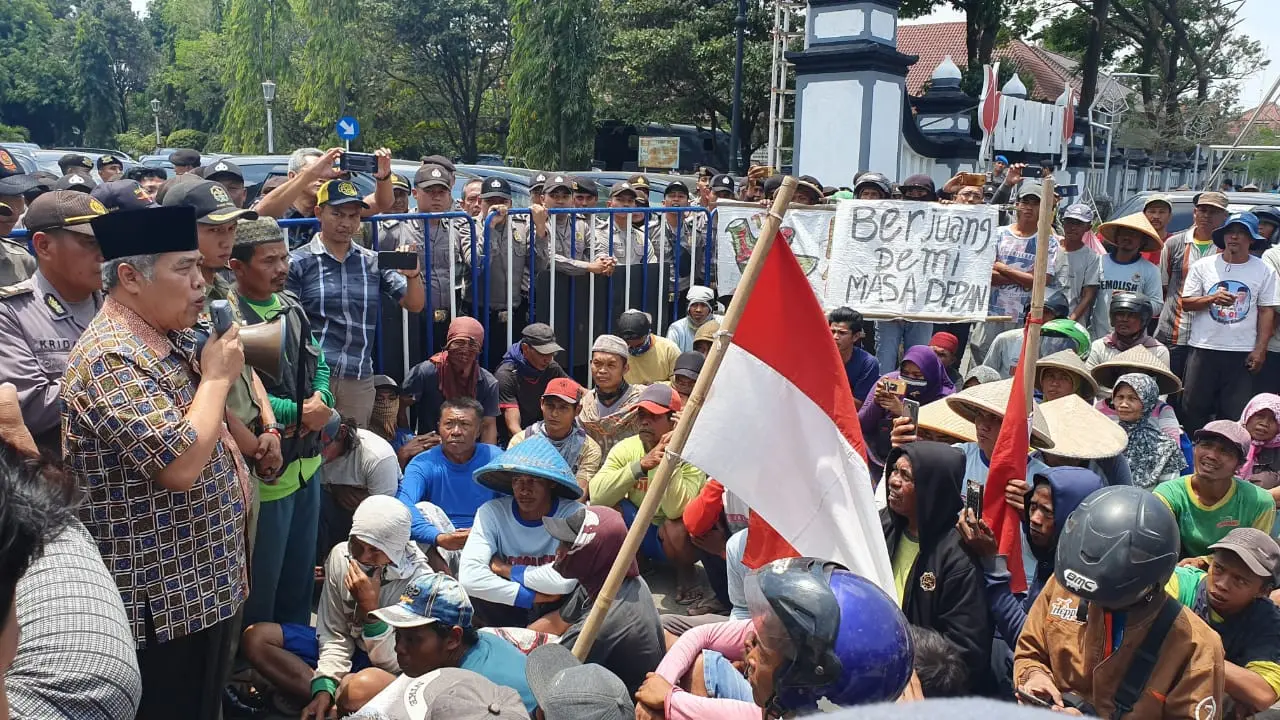 Bupati Kebumen, Yazid Mahfudz menemui warga kawasan Urut Sewu yang mengadu, usai terjadi bentrok antara TNI dengan warga. (Foto: Liputan6.com/Yazid Mahfudz untuk Muhamad Ridlo)