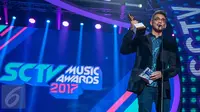 Penyanyi Afgan Syahreza kembali meraih penghargaan dari ajang SCTV Music Awards 2017 di Studio 6 Emtek City, Jakarta Barat, Selasa (16/5) malam. Afgan meraih penghargaan untuk kategori Penyanyi Solo Paling Ngetop 2017. (Liputan6.com/Gempur M Surya)