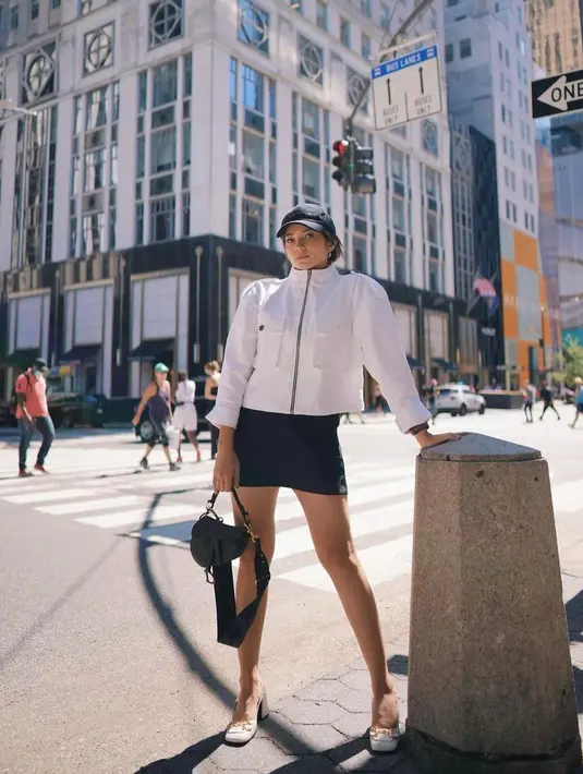 Untuk tampilan semi formal padukan white jacket dangan mini skirt. Stunning! (Instagram/enzystoria).