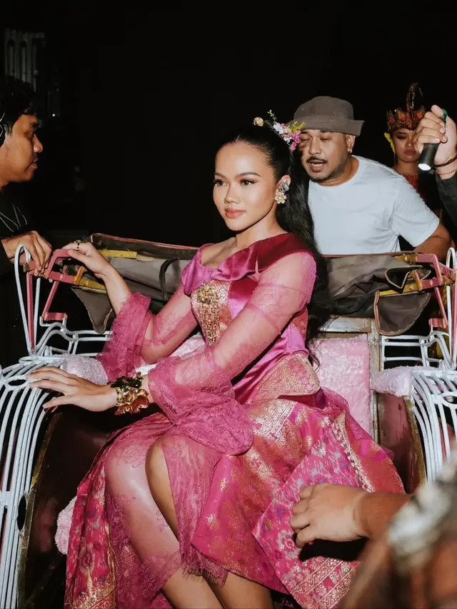 Yura Yunita Bak Princess Aurora Modern dalam Balutan Busana Sentuhan Songket yang Anggun