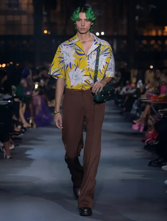 Terinspirasi dari arsip rancangan Valentino di tahun 60-an dan 80-an, kini ia fokus pada desain bergaya simple dengan generasi Z sebagai sasaran dominannya. (dok/valentino).